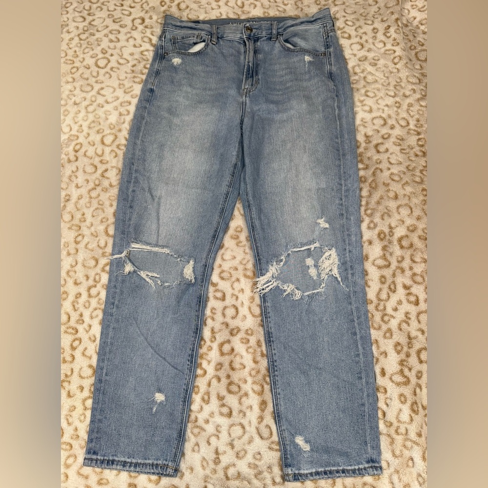 Women’s Size 10 American Eagle Outfitters Light Blue Distressed Boyfriend Jeans